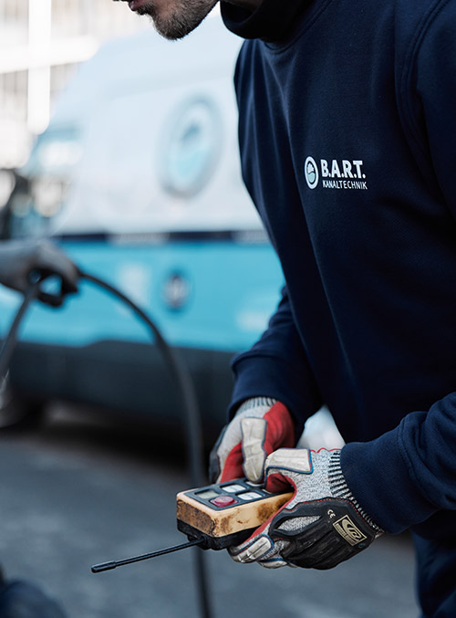 mitarbeiter von bart kanaltechnik bei der dichtheitspruefung