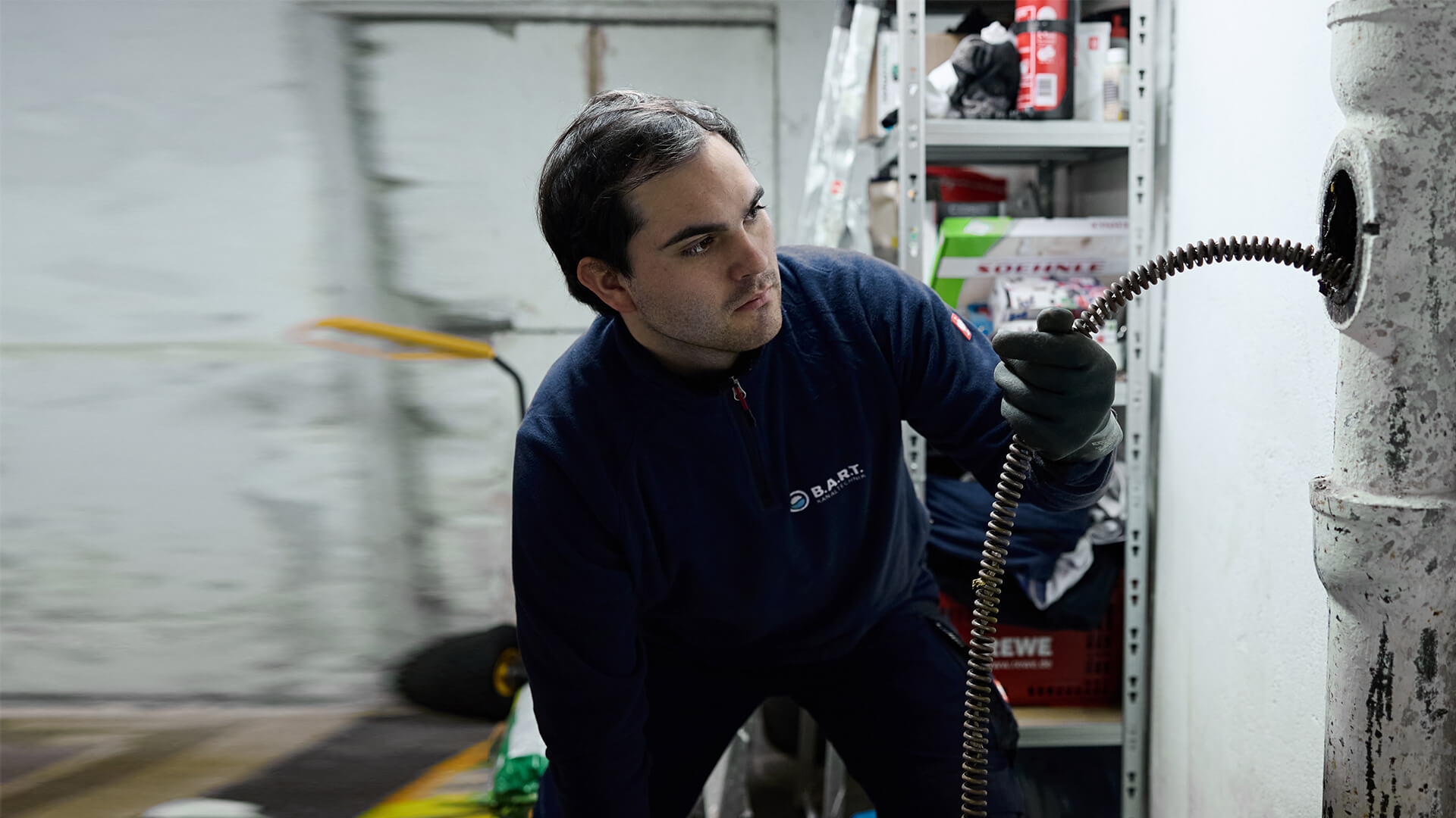 mitarbeiter von bart kanaltechnik bei der rohrreinigung