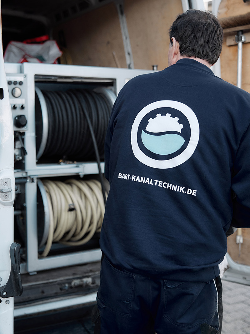 mitarbeiter von bart kanlatechnik bereitet eine rohrreinigung vor